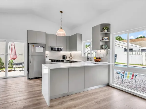 681 Pine Ridge Ter, Davie, FL 33325