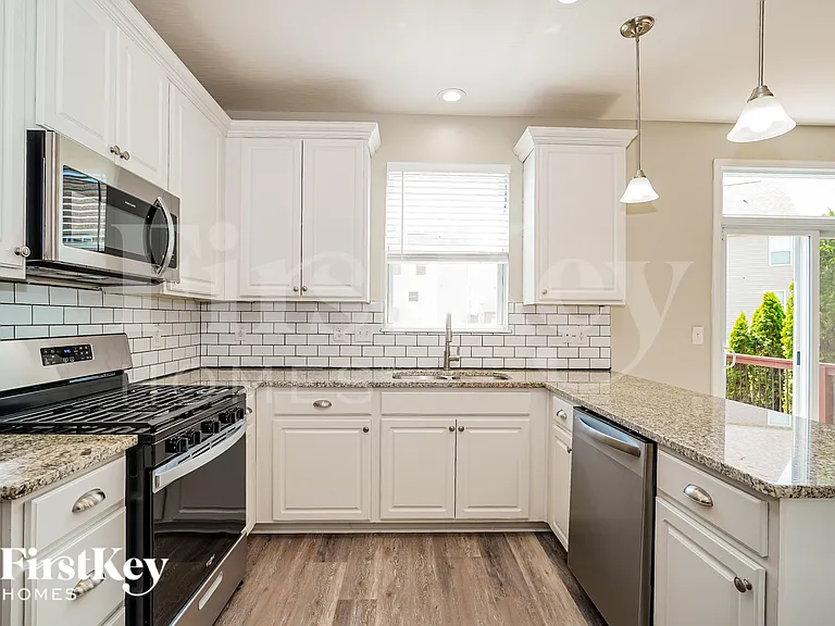 891 Orwell St — Photo 9
