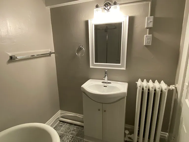 702 E 1st St #2 — Photo 8