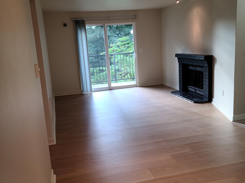 Livingroom and fireplace