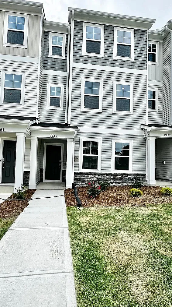 2505 Kasota Ln — Photo 1