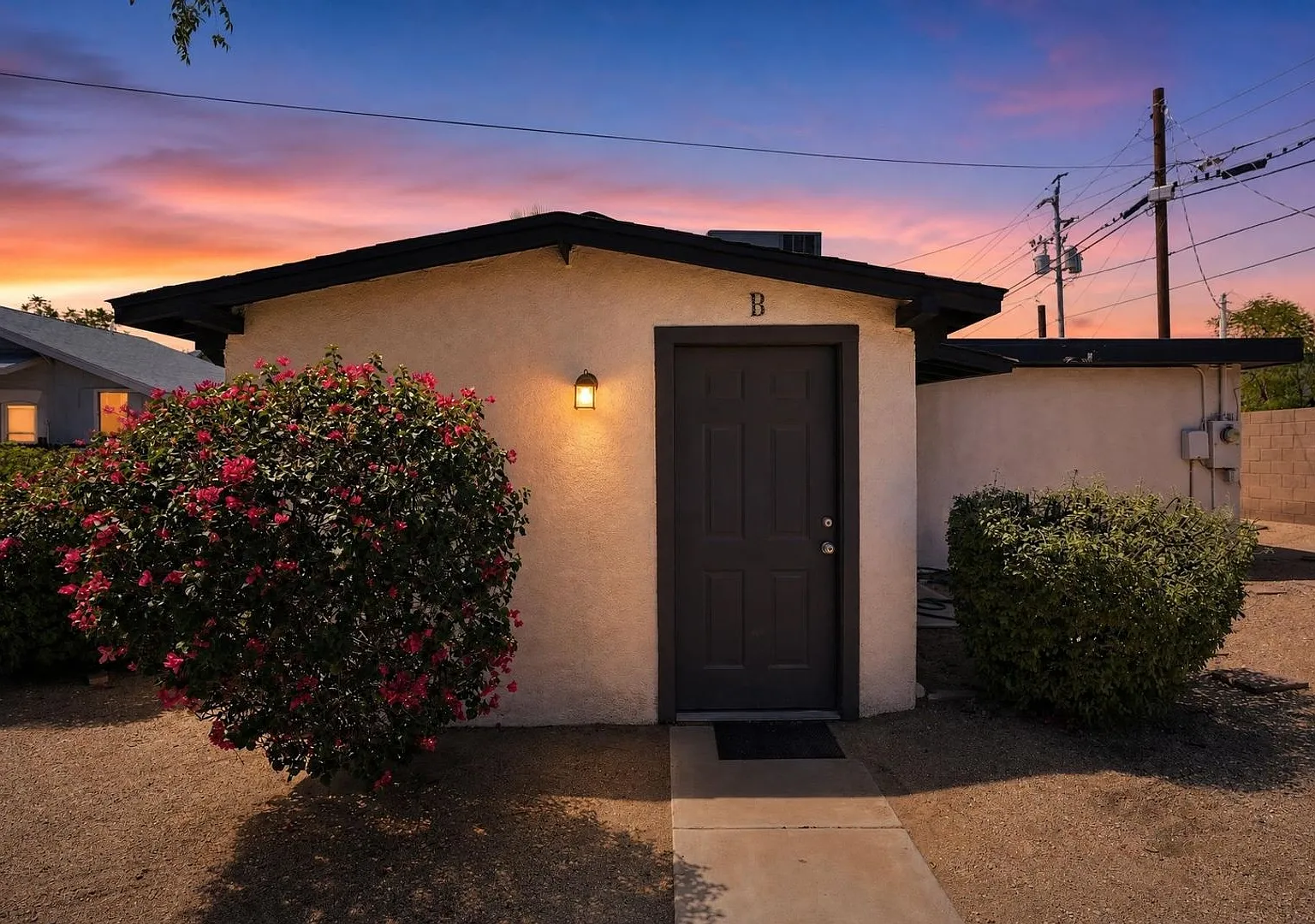 **Downtown Phoenix Apartment Gated Entry & Prime Location** — Photo 1