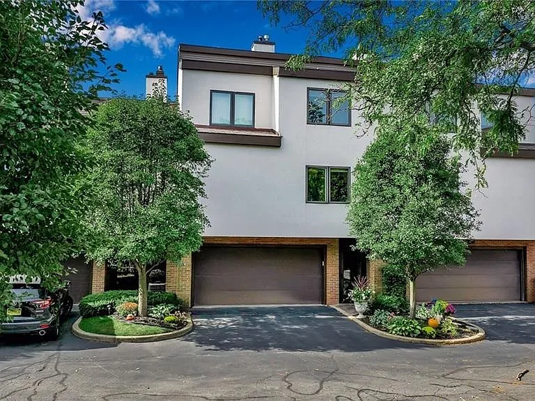 36 Harbour Pointe Cmn — Photo 1