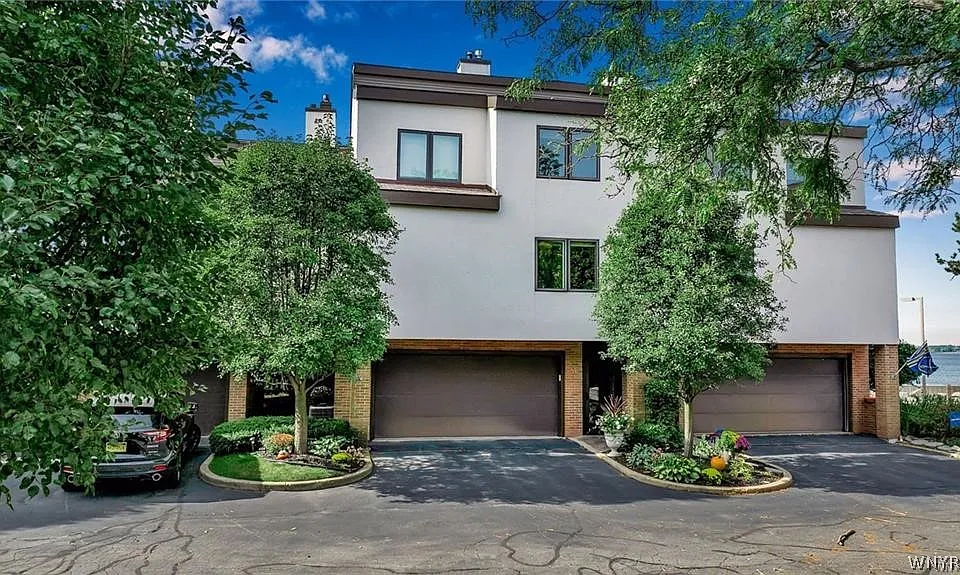 36 Harbour Pointe Cmn