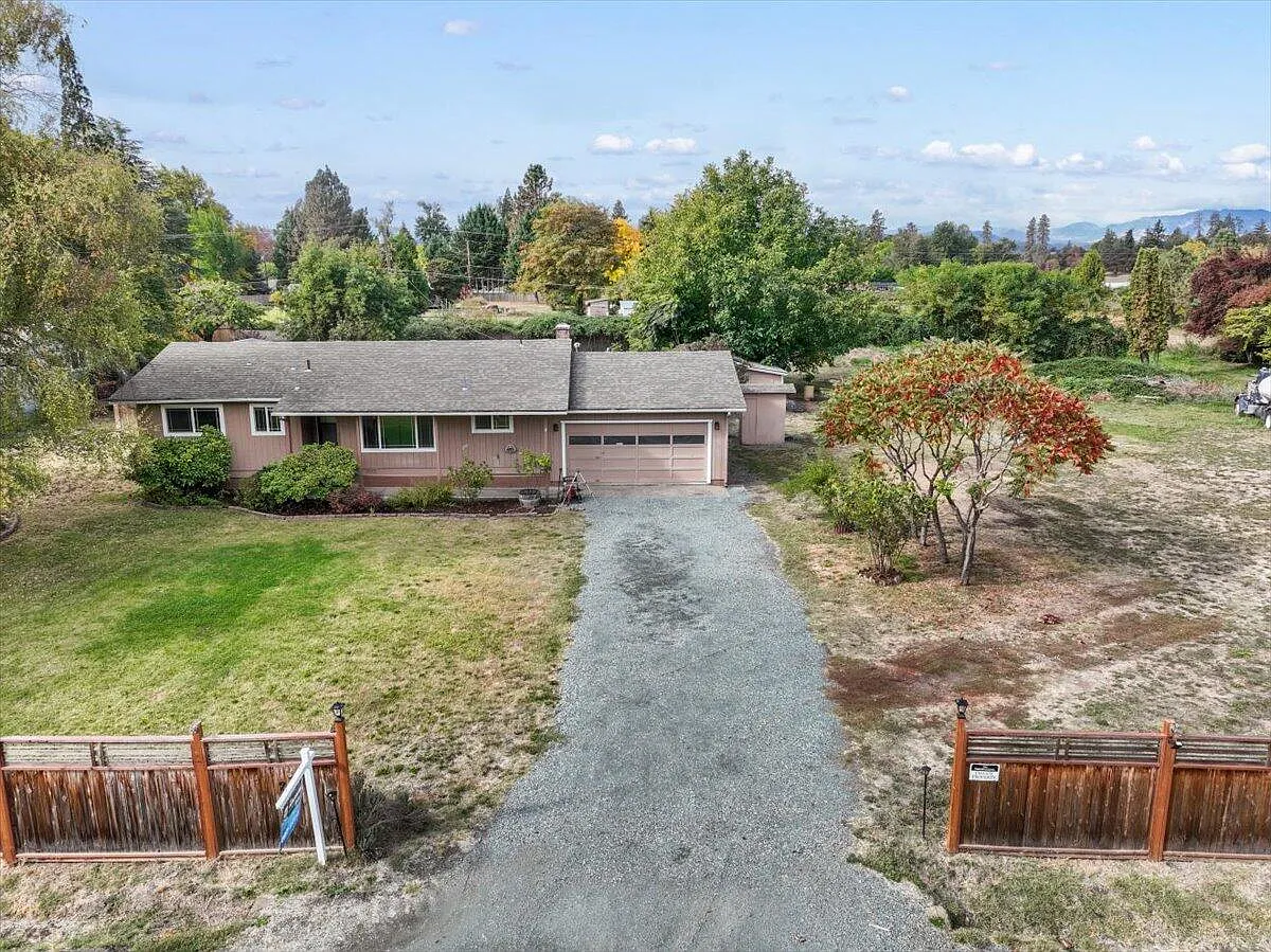 230 Glen Dr photo 1
