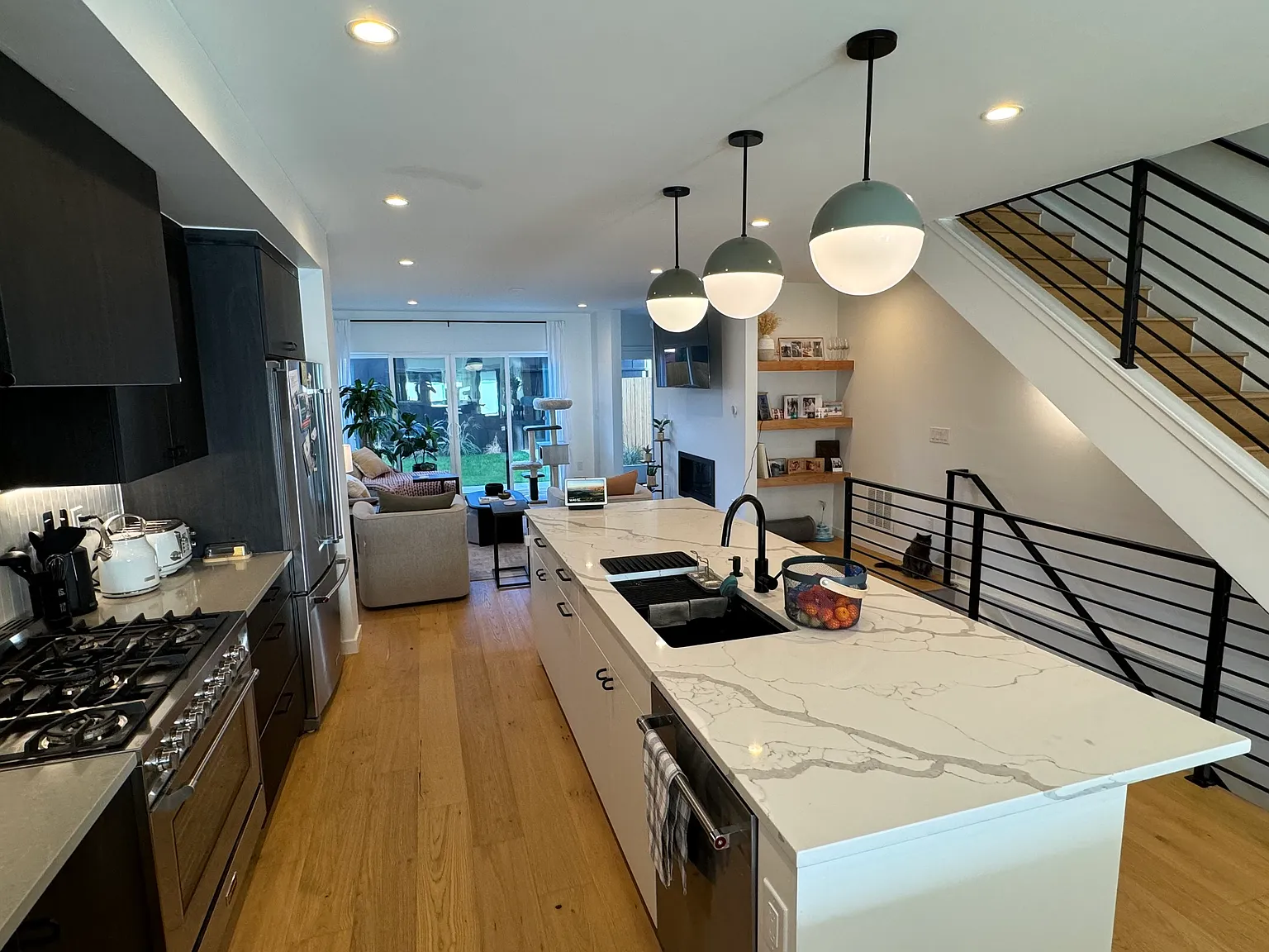 4 bed, 3284 sqft, $5,400 — Photo 2