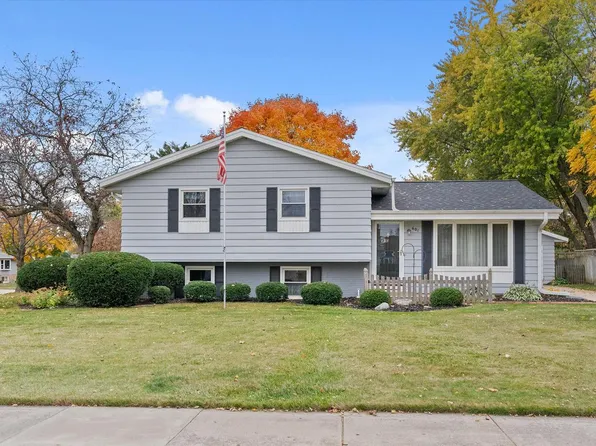 601 Deer Pass ROAD, Saukville, WI 53080