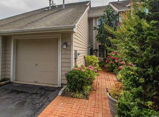 20 Oakmont Ln, Bay Shore, NY 11706