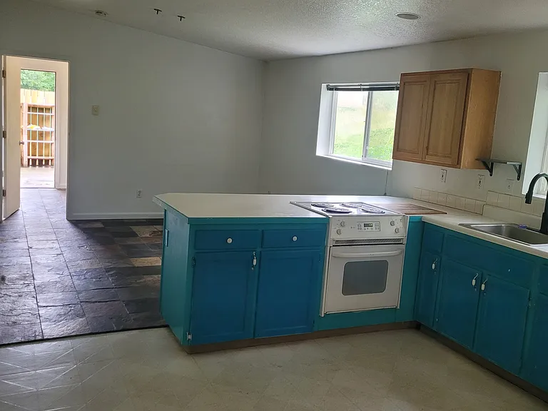SE Royer Rd — Photo 11