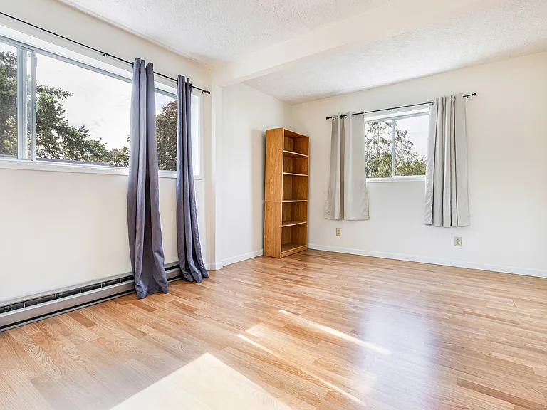 1033 Columbia Ave — Photo 4