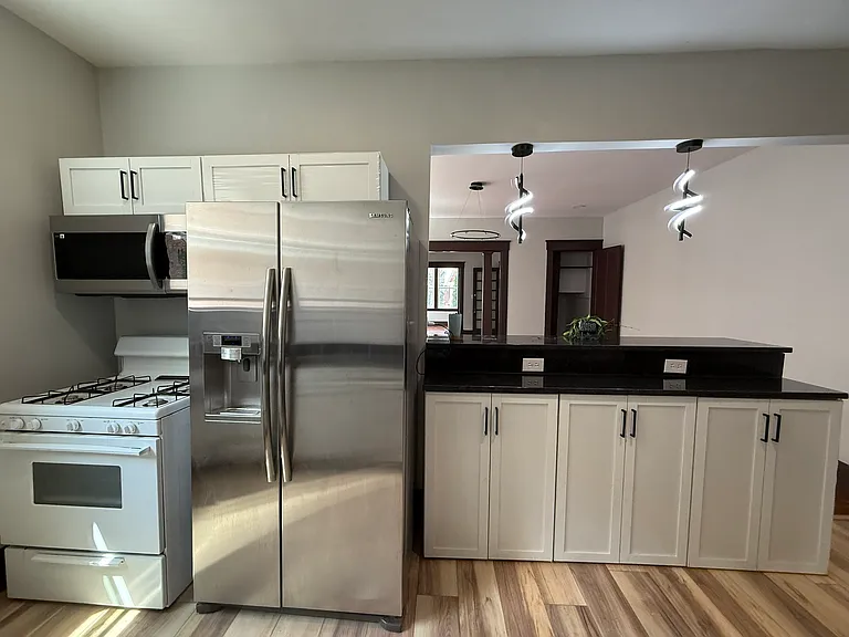 2035 Weyer Ave #5 — Photo 5