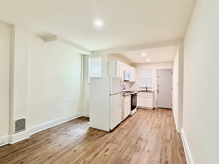 1844 Hart Ln — Photo 3