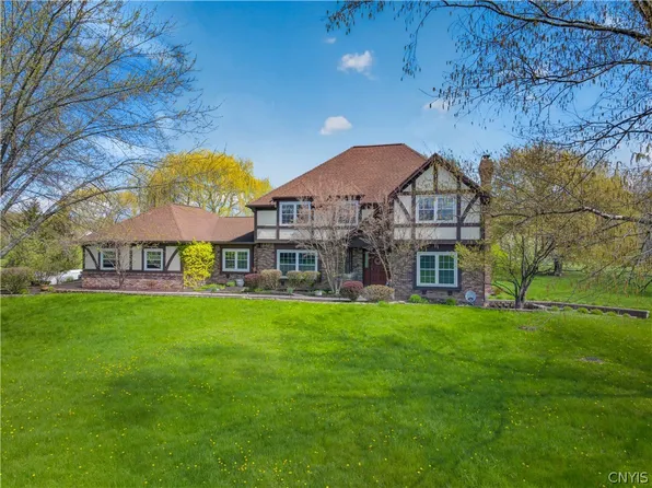 5 Poinciana Dr, Pittsford, NY 14534