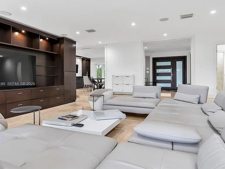 415 Rovino Ave — Photo 32