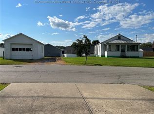 372 Sunnybrook Dr, Hurricane, WV 25526