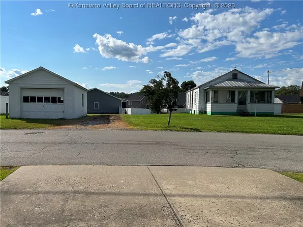 372 Sunnybrook Dr, Hurricane, WV 25526