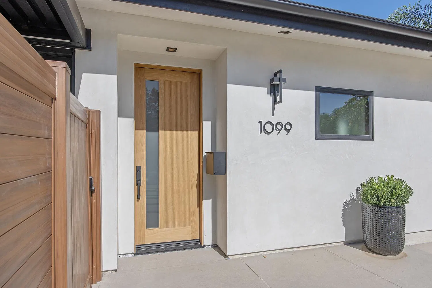 3 bed, 1000 sqft, $4,850 — Photo 2