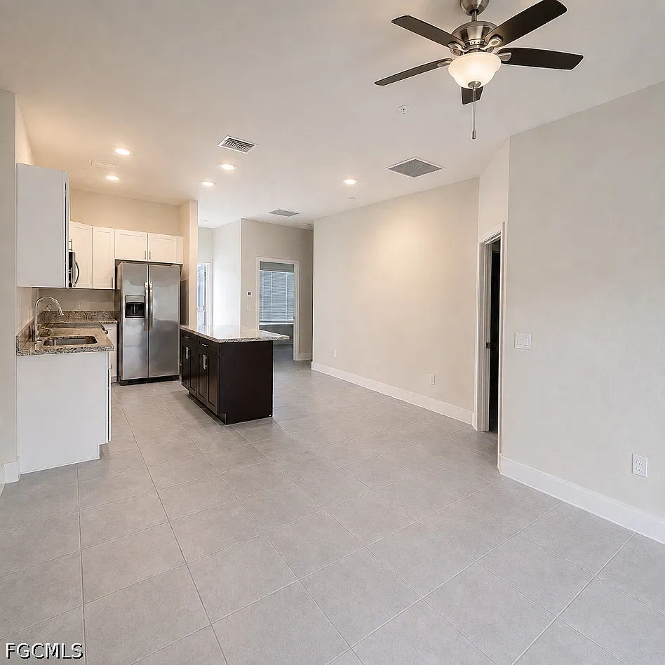 2 bed, 2.0 bath, 910 sqft, $1,295 — Photo 2