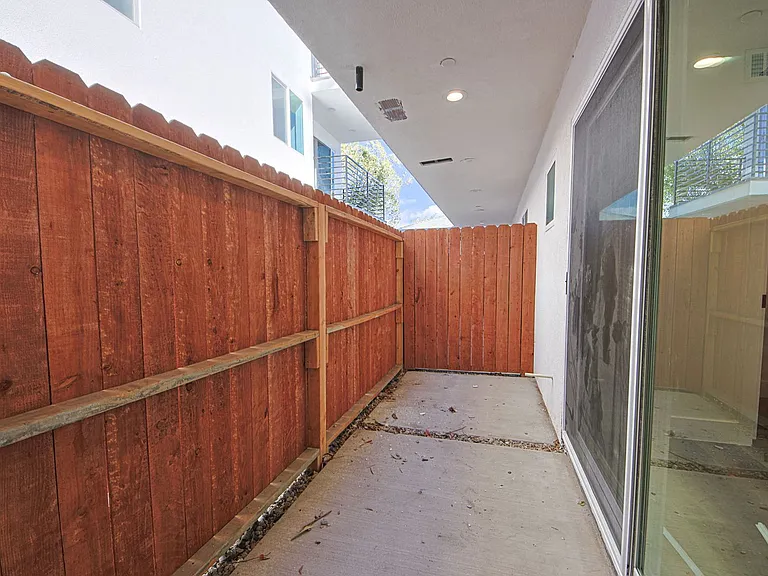 Luxury 3 & 4 Bed Townhomes a Short Walk to Topanga Village! — Photo 17