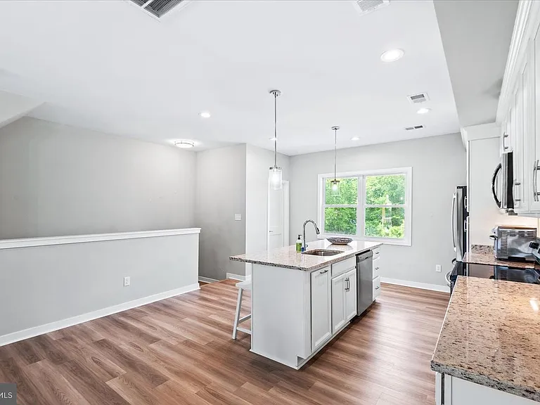 221 Wilder Ave — Photo 4