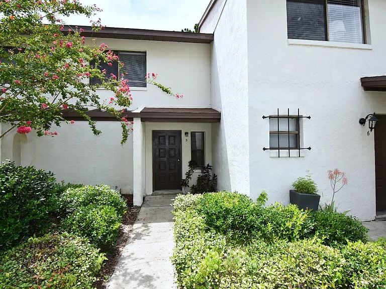2635 SW 35th Pl — Photo 1