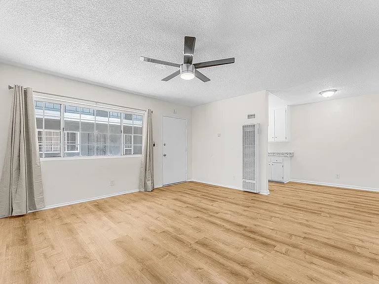 1850 Gardenia Ave #5 — Photo 1