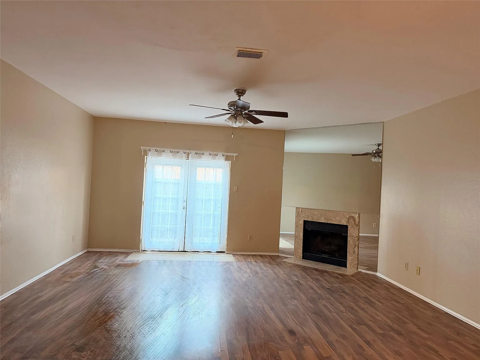 2 bed, 2.5 bath, 1368 sqft, $1,600 — Photo 2