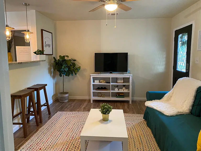 1023 Sacramento — Photo 1