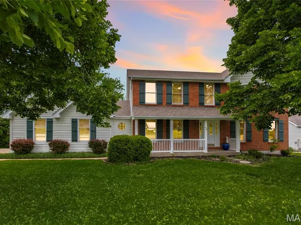 1104 S Charlemagne Dr, Lake Saint Louis, MO 63367