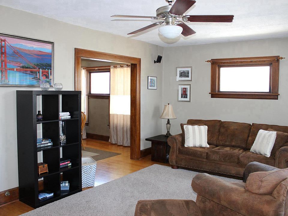 Living room (ceiling fan included)
