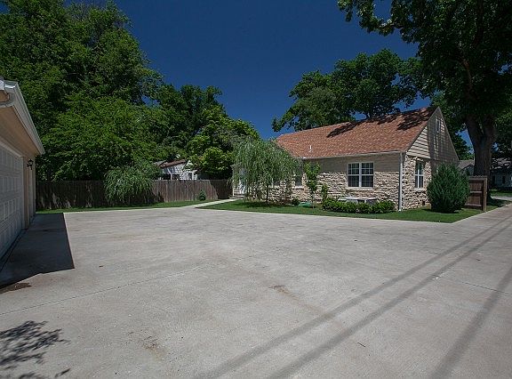 3 car garage and pull-through driveway