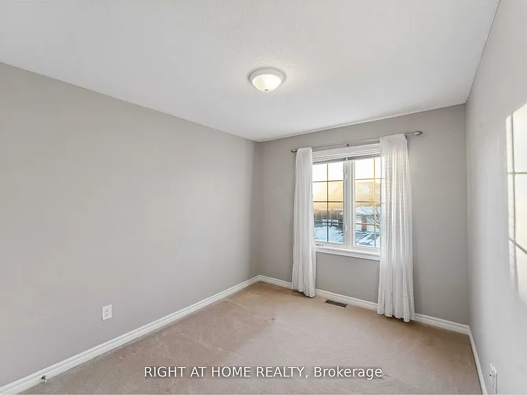 130 Tandalee Cres — Photo 18