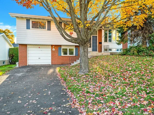 18 Silver Aspen Cres, Ottawa, ON K1B 3C5