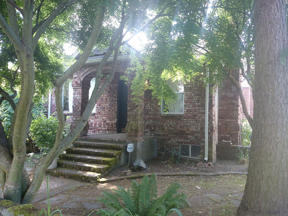 2nd image of 2207 E Marion St