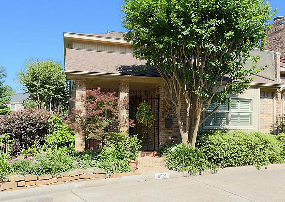 Outstanding end location just across from the tennis courts and pool. Lush landscaping on front and 