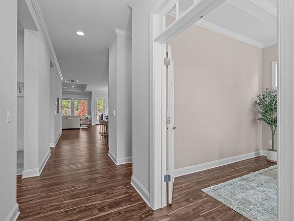 4th image of 616 Middleton Pl