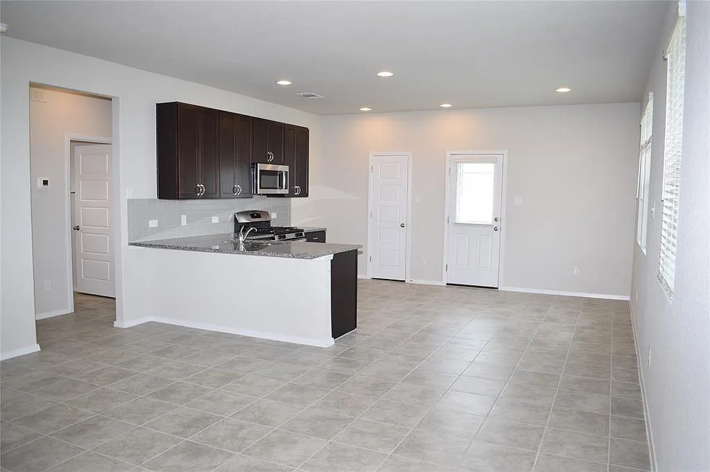 3 bed, 2.0 bath, 1437 sqft, $1,749 — Photo 3