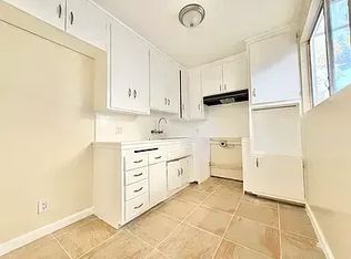 135 N Hillcrest Blvd APT 3, Inglewood, CA 90301