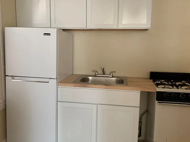 Arts and Crafts Apartments — Photo 16