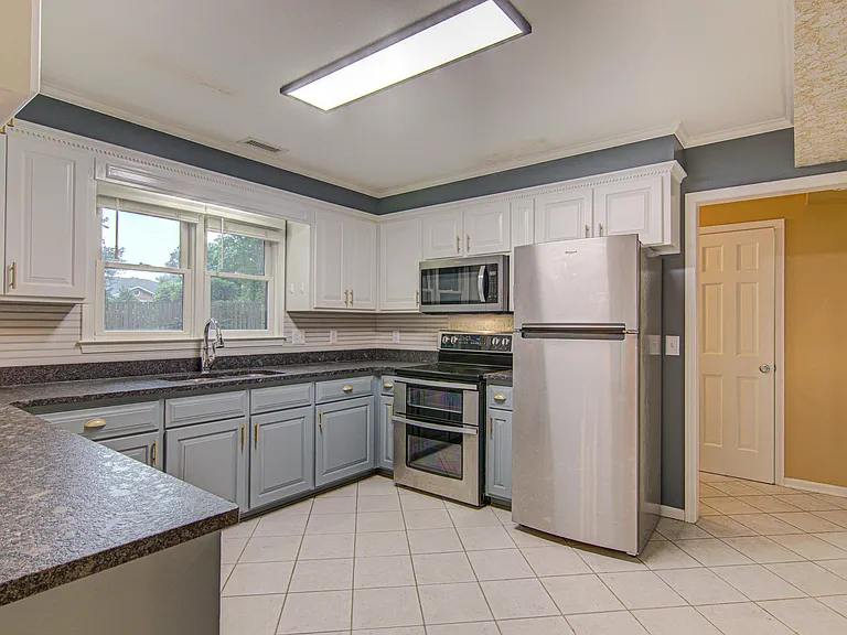 2315 Treetop Ln — Photo 12
