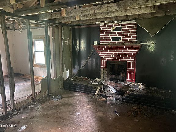 4th image of 310 Dover Ave