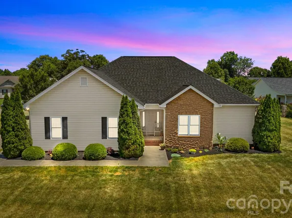 104 Castle Pines Ln, Statesville, NC 28625