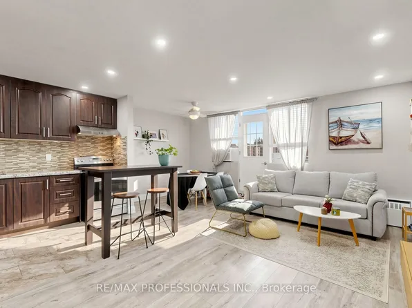 100 Dundalk Dr #809, Toronto, ON M1P 4V2