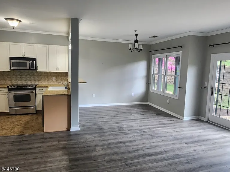 10 Maple Cres #13 — Photo 16