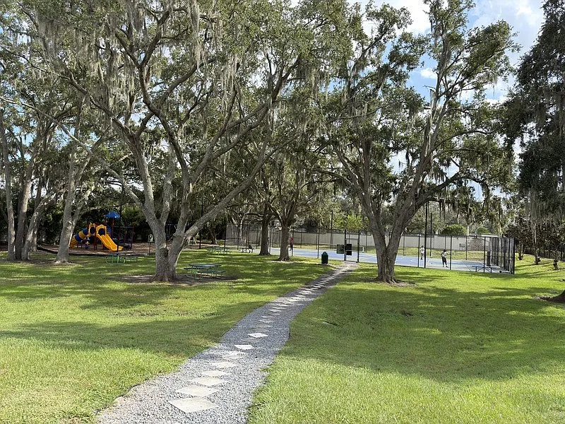 5 bed, 4.0 bath, 4082 sqft, $4,600 — Photo 3