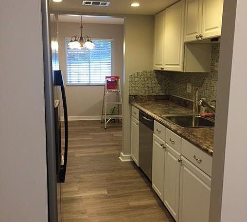 Updated kitchen, stainless appliances, gas cooktop