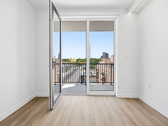 5th image of 100 Sullivan Pl #404