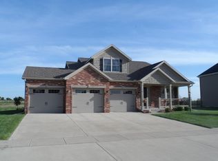 305 Country Ridge Dr, Mahomet, IL 61853