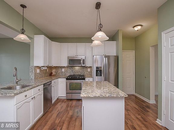 Granite and Stainless Steel appliances