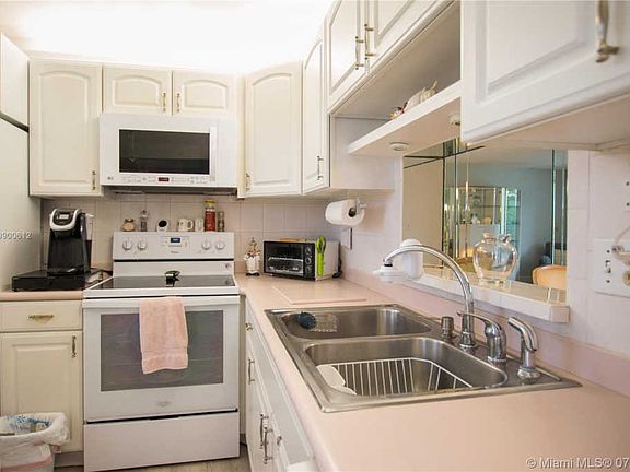 5th image of 415 SE 11th Ter APT 302
